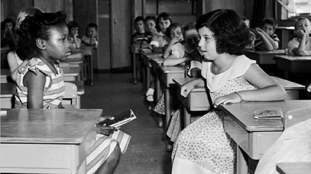 Linda Brown isimli siyahi çocuk Eylül 1954'te yeni, çoğunluğu beyaz olan okulunda eğitim görmeye başlıyor. 