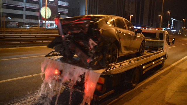 Makas atan sürücü kaza yaptı, araç büyük hasar gördü.