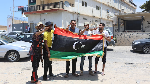 Bölgeler temizlendikten sonra Libyalı siviller evlerine dönüyor.