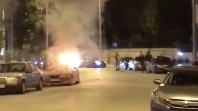 Kadıköy’de park halindeki spor otomobil alev alev yandı