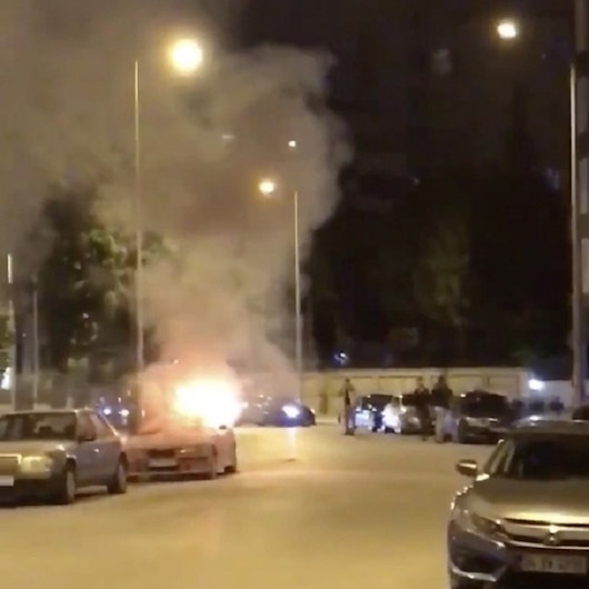 Kadıköy’de park halindeki spor otomobil alev alev yandı