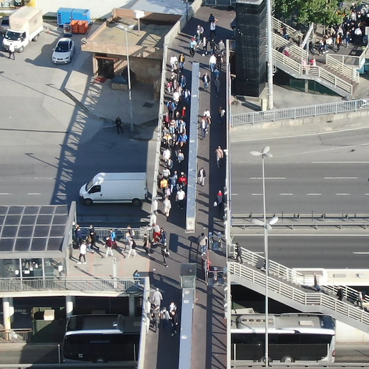 Cevizlibağ Metrobüs durağındaki kalabalık havadan görüntülendi