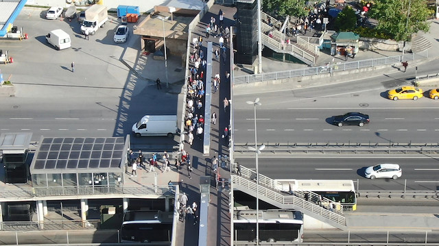 Cevizlibağ Metrobüs durağındaki kalabalık havadan görüntülendi