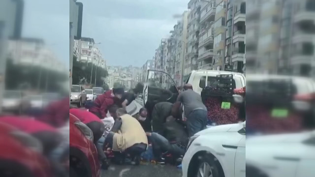 Vatandaş yola dökülen meyveleri el birliğiyle toplayıp tekrar kamyonete yükledi