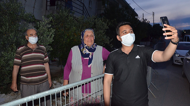 Terhis olan askerden karantinadaki babaanneyi ağlatan sürpriz