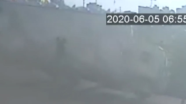 Saman yüklü kamyonun devrilme anı kamerada