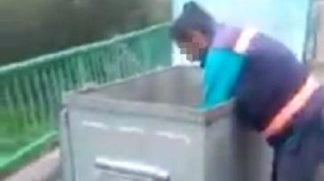 Elle çöp toplamak zorunda kaldığı görüntüleri amirine gönderdi, işten çıkarıldı