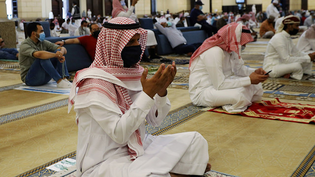 A Saudi man wearing a protective face mask performs the Friday prayers inside the Al-Rajhi Mosque, after the announcement of the easing of lockdown measures amid the coronavirus disease (COVID-19) outbreak, in Riyadh, Saudi Arabia June 5, 2020. REUTERS/Ahmed Yosri

