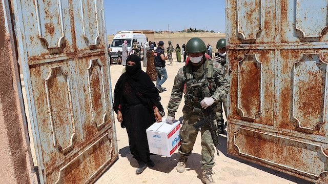 توزيع مساعدات غذائية تركية في "تل أبيض" السورية