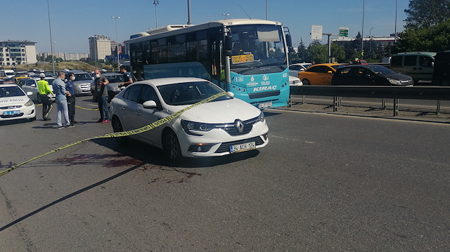 Olayın yaşandığını gören trafikteki başka bir otomobil de yardım için durup yaralı kişiye yardım etti. 