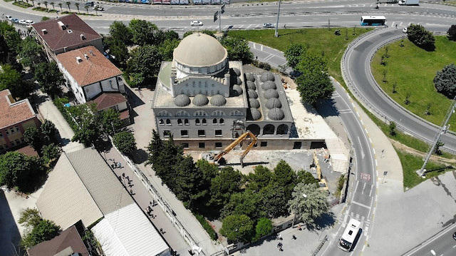 Hacı Ahmet Tükenmez Camisi'nde yıkım işlemi sürüyor.