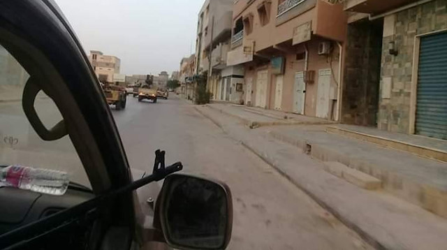 Ordu birliklerinin vilayetten kaçan, Terhune kentindeki Hafter'e bağlı yerel Kaniyat milislerinin peşine düştüğü kaydedildi.