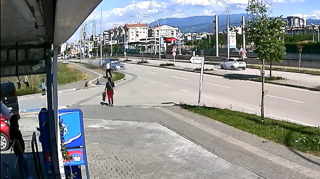 Otomobilin altında kalmaktan son anda kurtuldu
