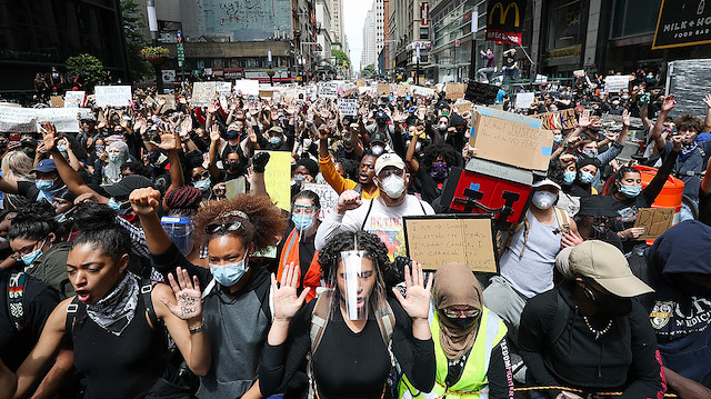 Siyahi vatandaş George Floyd'un polis tarafından öldürülmesi ABD'nin birçok yerinde olduğu gibi New York'ta da protesto edildi.