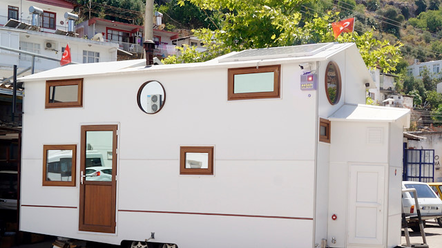 Finike'de panjur ustası Yaşar Ertan, ailesiyle birlikte kamp kurup tatil yapabileceği dubleks karavan yaptı. 