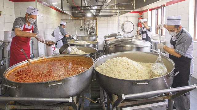 Türkiye genelinde 19 aşevi bulunan Kızılay, 365 gün aralıksız binlerce kişiye paket halinde 3-4 çeşit yemek dağıtımı yapıyor.