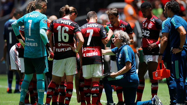 Jorge Jesus oyuncularına taktik veriyor.