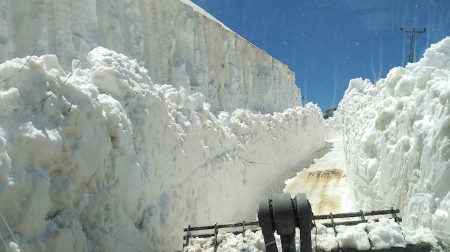 Karla kaplı 16 kilometrelik yolun açılması için 11 gündür aralıksız yoğun bir çalışma yürütüyor. 