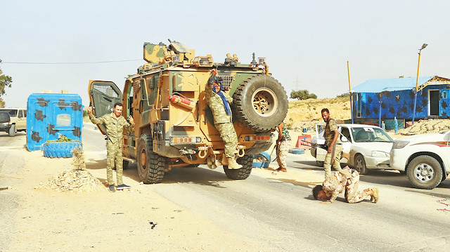 Terhune kent merkezinde kontrolü tamamen ele geçiren Libya ordusunun yaşadığı sevinç görüntülere böyle yansıdı.