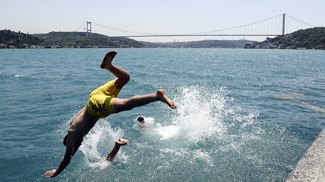İstanbullu gençler boğazın sularında serinledi.