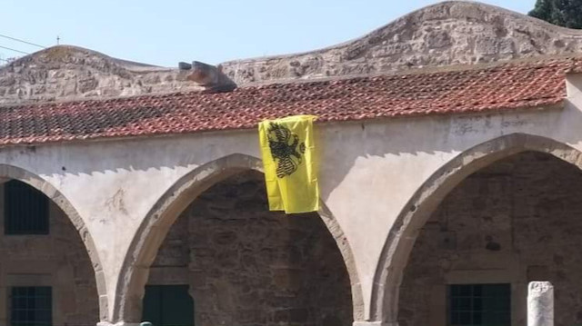 Larnaka'da bulunan Tuzlu Camisi'nin duvarına Bizans bayrağı asıldı.
