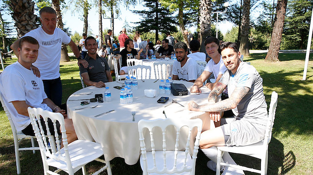 Başkan Ağaoğlu futbolcularla tek tek sohbet etti.