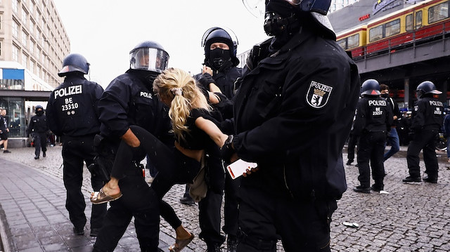 برلين.. مواجهات بين الشرطة ومتظاهرين منددين بمقتل فلويد