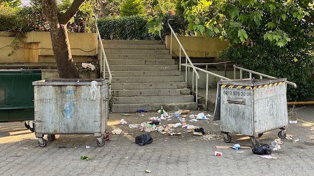  Caddebostan sahilinde bu sabah koşuya gelen vatandaşlar, yerlere atılan çöplerle karşılaştı. 