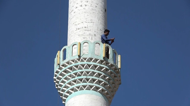 Minareye çıkamayanlar da iletişim sorunun olmadığı 3 kilometre uzaklıktaki dağa çıkıyor.