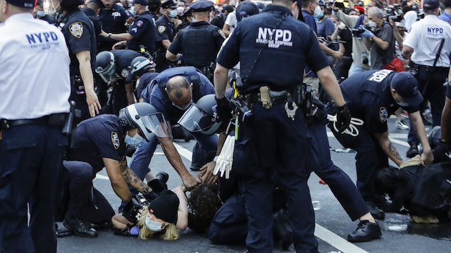 New York polisi, göstericilere gösterdiği sert müdahale nedeniyle tepki topluyor.