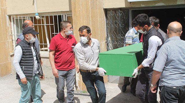 Daha önce de Sivas'ta bir vatandaş keneyi kendi çıkarmış, hastanede hayatını kaybetmişti.