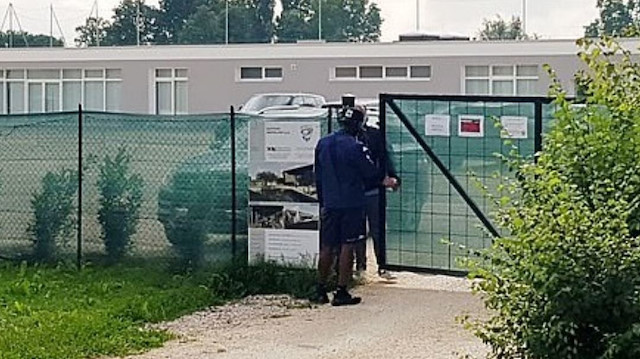 Kapıdaki görevli Balotelli'nin içeriye girmesine izin vermedi.