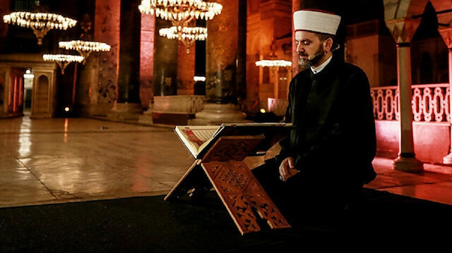 هل حقًّا تركيا بدأت بالتحضير لإعادة آيا صوفيا مسجدًا وما قصة السجادة؟
