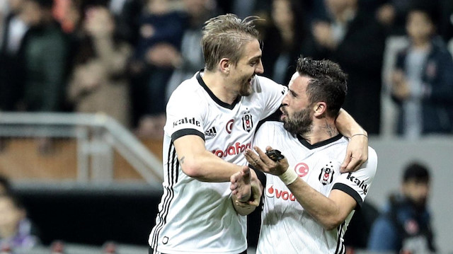 Gökhan Gönül ve Caner Erkin'in Beşiktaş'a transferleri olay olmuş, iki futbolcu da Kadıköy'de protesto edilmişti.