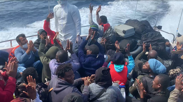 Göçmenleri Sahil Güvenlik ekiplerini alkışlarla karşıladı. 