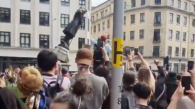 Göstericilerin heykeli yıktığı an.