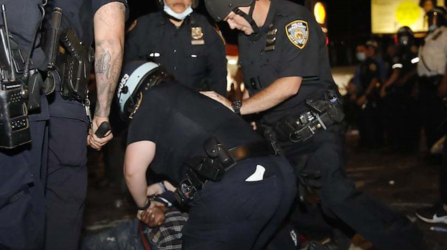 ABD'de polis şiddeti protesto ediliyor.