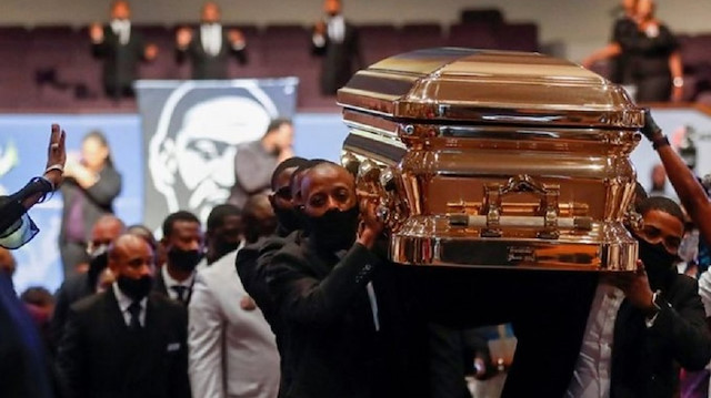 Cenaze için düzenlenen üç ayrı törende de binlerce insan siyahi Amerikalı Floyd'un tabutunu ziyaret ederek saygı duruşunda bulunmuştu.