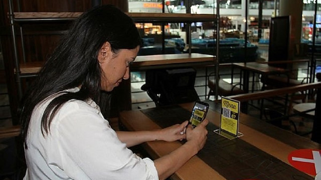 Yolcular restoranda siparişlerini ve ödemelerini temassız olarak QR kodu ile yapabilecek. 