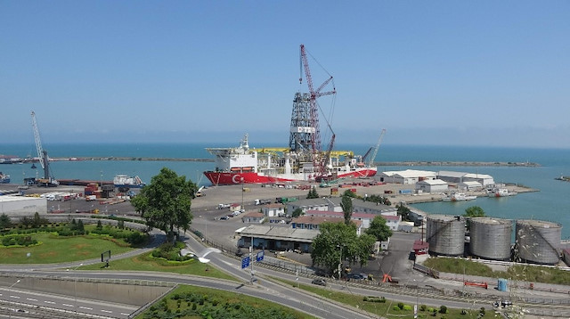 Trabzon Limanı'nda montaj işlemi devam eden Fatih Sondaj Gemisi.