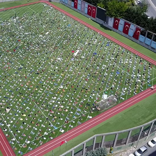 Mahmutbey Stadyumunda cuma namazı kılan yüzlerce kişi havadan görüntülendi