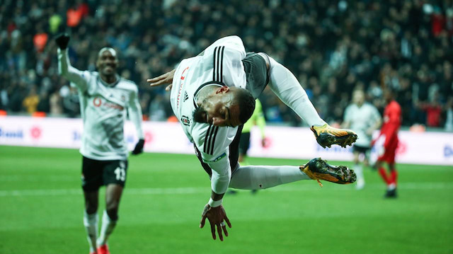 Boateng, Beşiktaş'taki ilk gol sevincini takla atarak yaşadı.