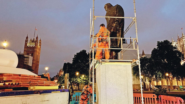 Londra’da ırkçılık karşıtı gösteriler öncesinde Parlamento Meydanı’nda bulunan Winston Churchill’in heykeli, demir iskeleyle korumaya alındı.