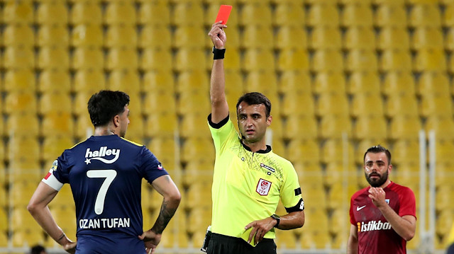 Ozan Tufan Kayserispor maçında kırmızı kartla oyun dışında kaldı.