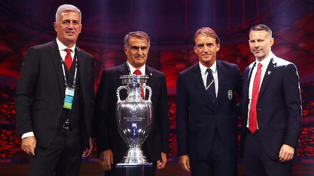 EURO 2020 kura çekimi sonrası kupanın önünde poz vermişlerdi.