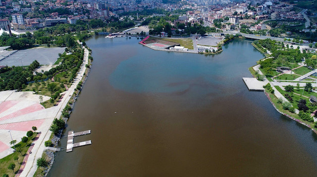 Haliç'in Eyüpsultan Silahtarağa mevkisinde deniz suyunun rengi kahverengiye dönüştü. 