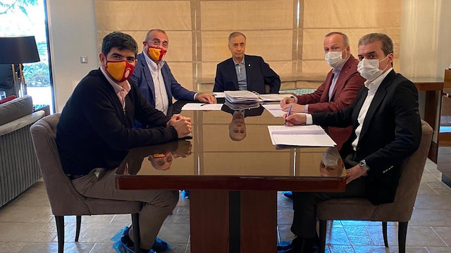 Galatasaray Başkanı Mustafa Cengiz, evinde yönetim kurulu üyeleriyle bir araya geldi.