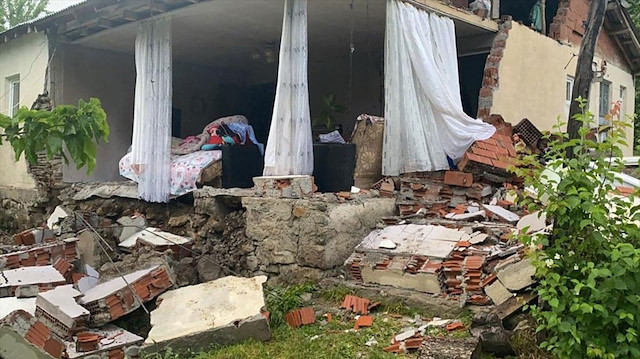 Merkezi Bingöl'ün Karlıova ilçesi olan deprem çevre illerden de hissedildi.