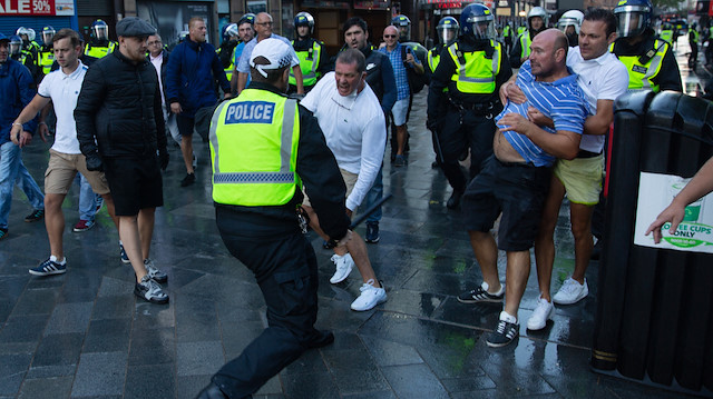 Londra'da aşırı sağ ve ırkçılık karşıtı göstericiler arasında çatışma çıktı.

