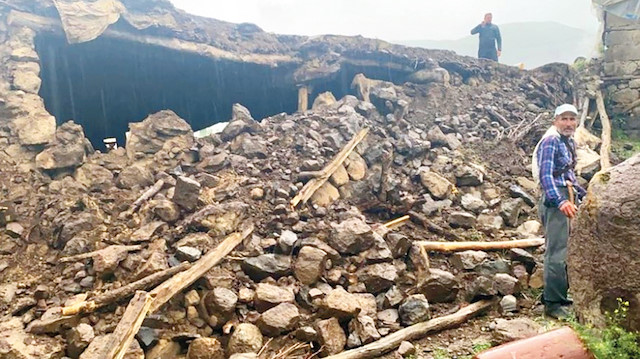Köylerde 10 ev çöktü, depremin merkez üssü Kaynarpınar’daki jandarma karakolunun 2 gözetleme kulesi yıkıldı.